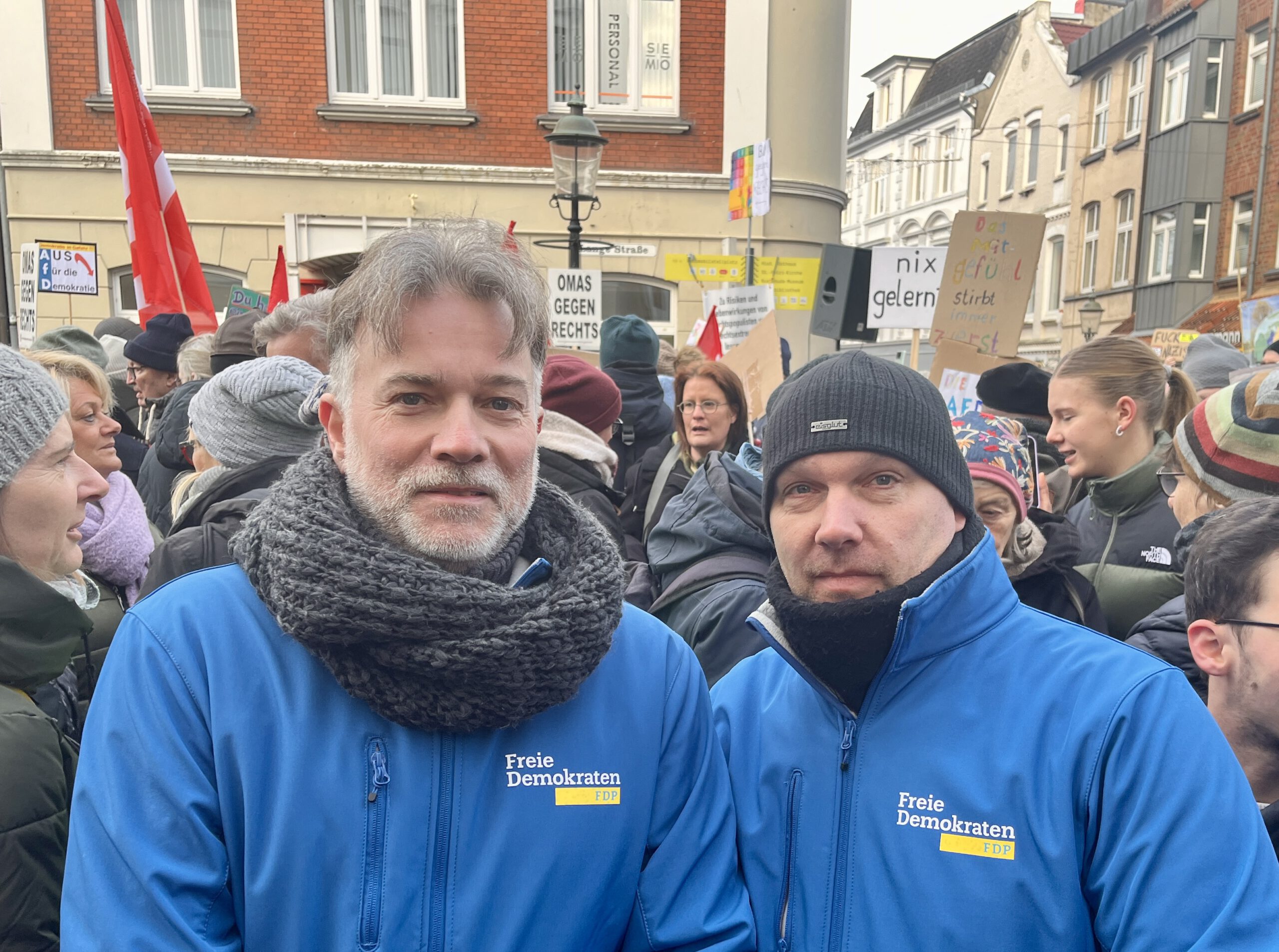 FDP Buxtehude demonstriert gegen die AfD und ihre Menschenverachtung
